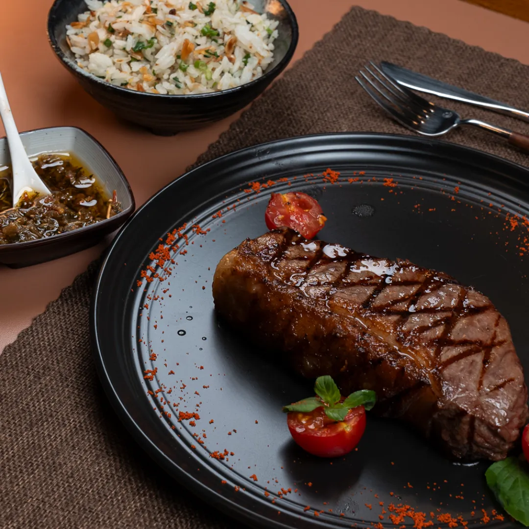 rooftop bar em foz do iguaçu, Mesa posta no Terrazzo Lounge Bar para experiência gastronômica